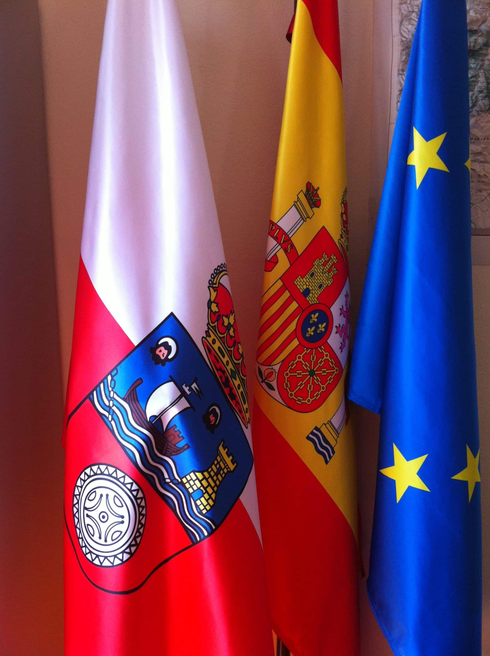 Banderín de Sobremesa de la Bandera de España sin Escudo en Raso